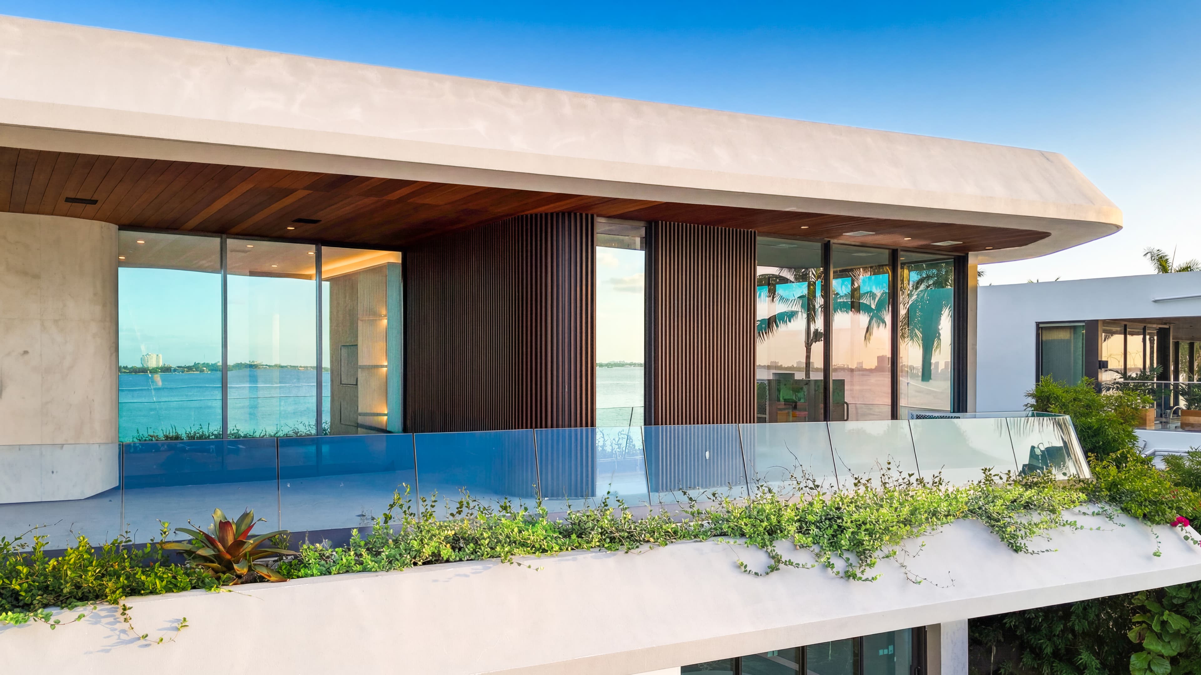 5860 N Bay Rd — image 1